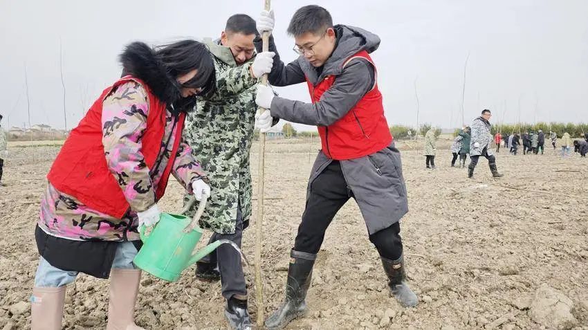 白鹭湖管理区：义务植树添新绿 美化家园增春色