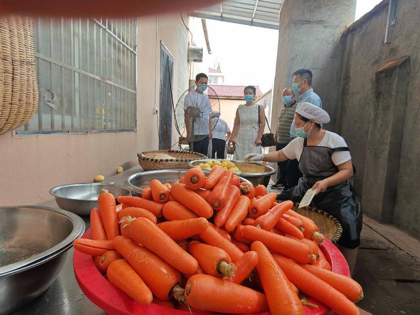 潜江市白鹭湖管理区开展校园周边环境综合整治 筑牢校园安全防护网