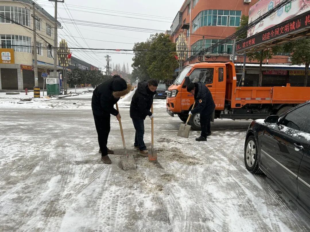 闻雪而动筑防线 温情守护保平安