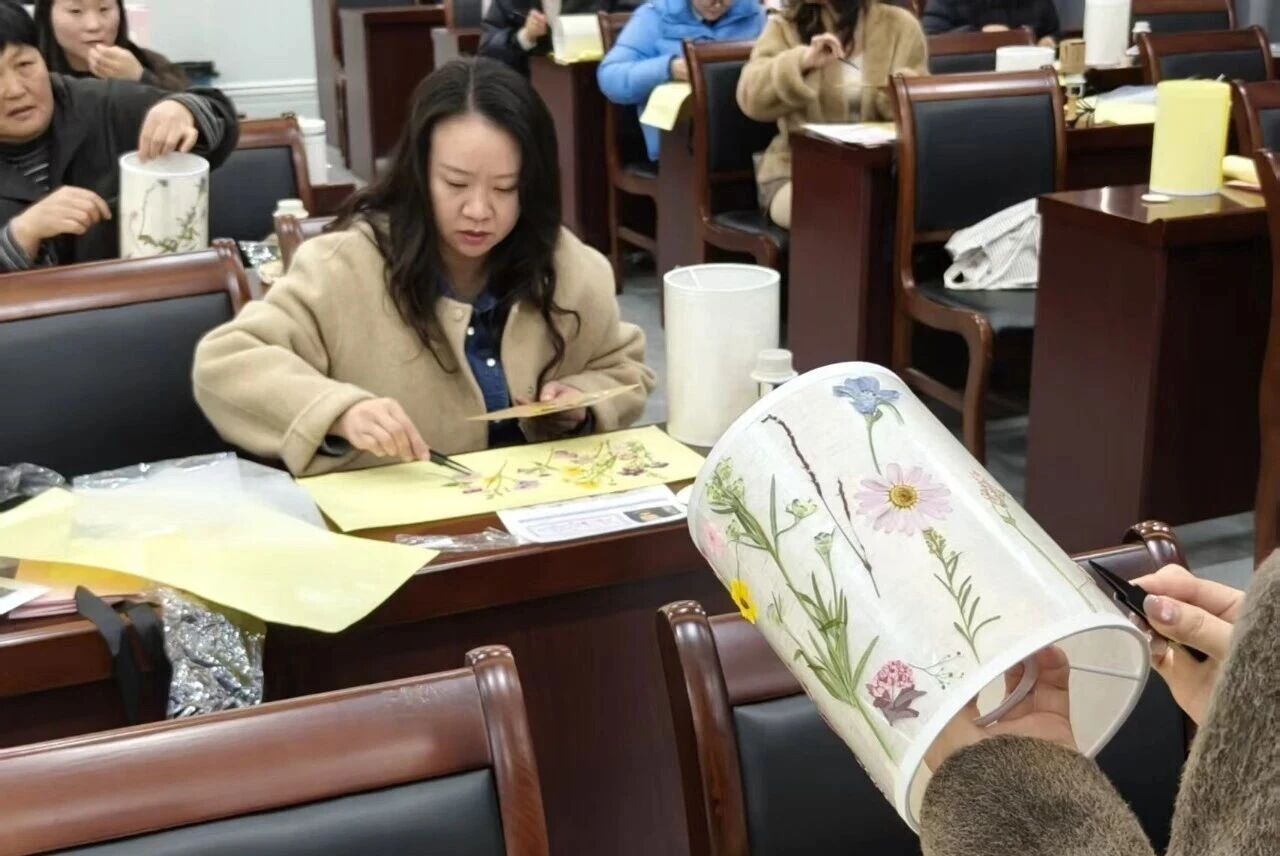 巧手制花灯 温情润巾帼