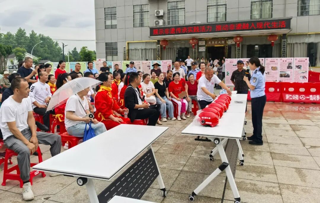 非遗传文脉 安全润民心！潜江交警普法宣传走进非遗活动现场
