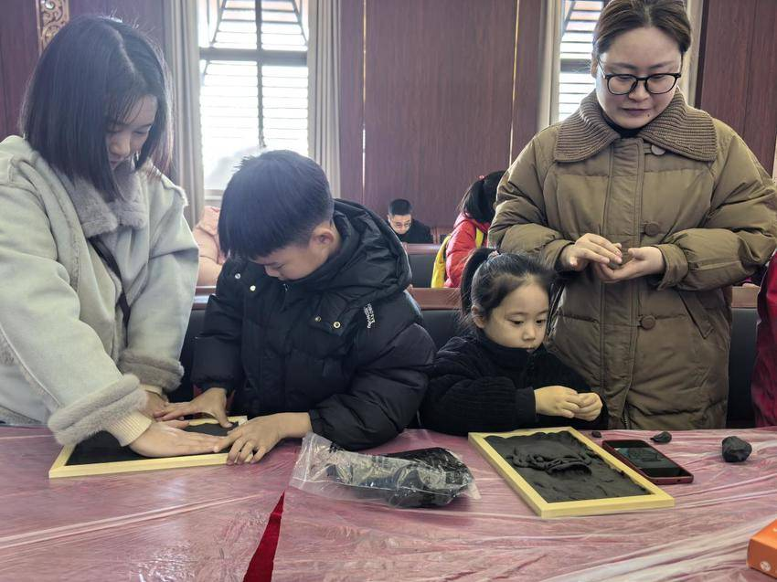龙湾镇开展“心手相牵 筑梦千古章华”爱心妈妈结对关爱活动
