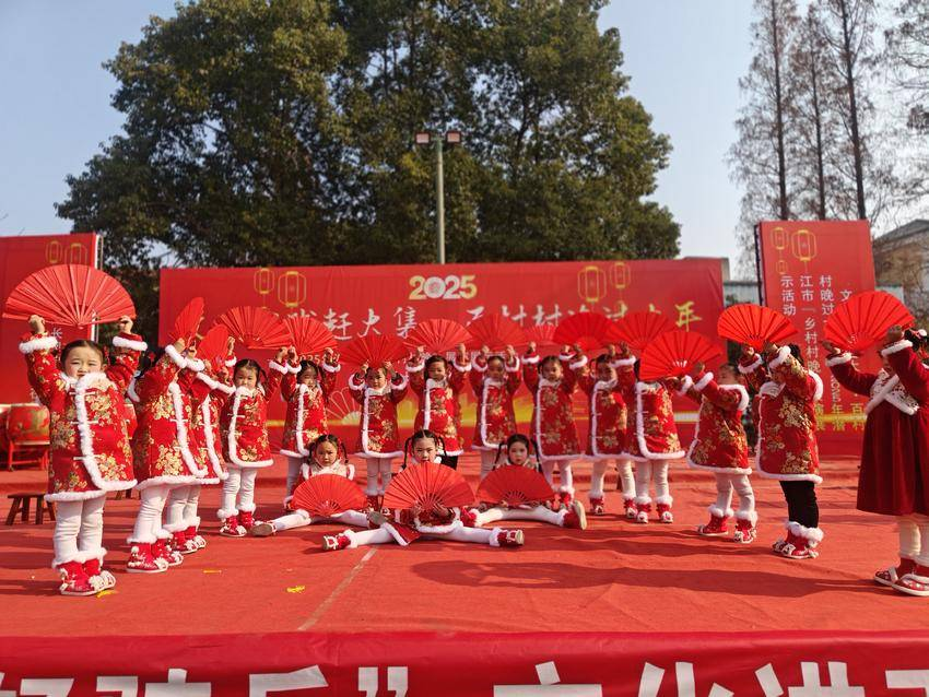文明实践赶大集 百村村晚过大年