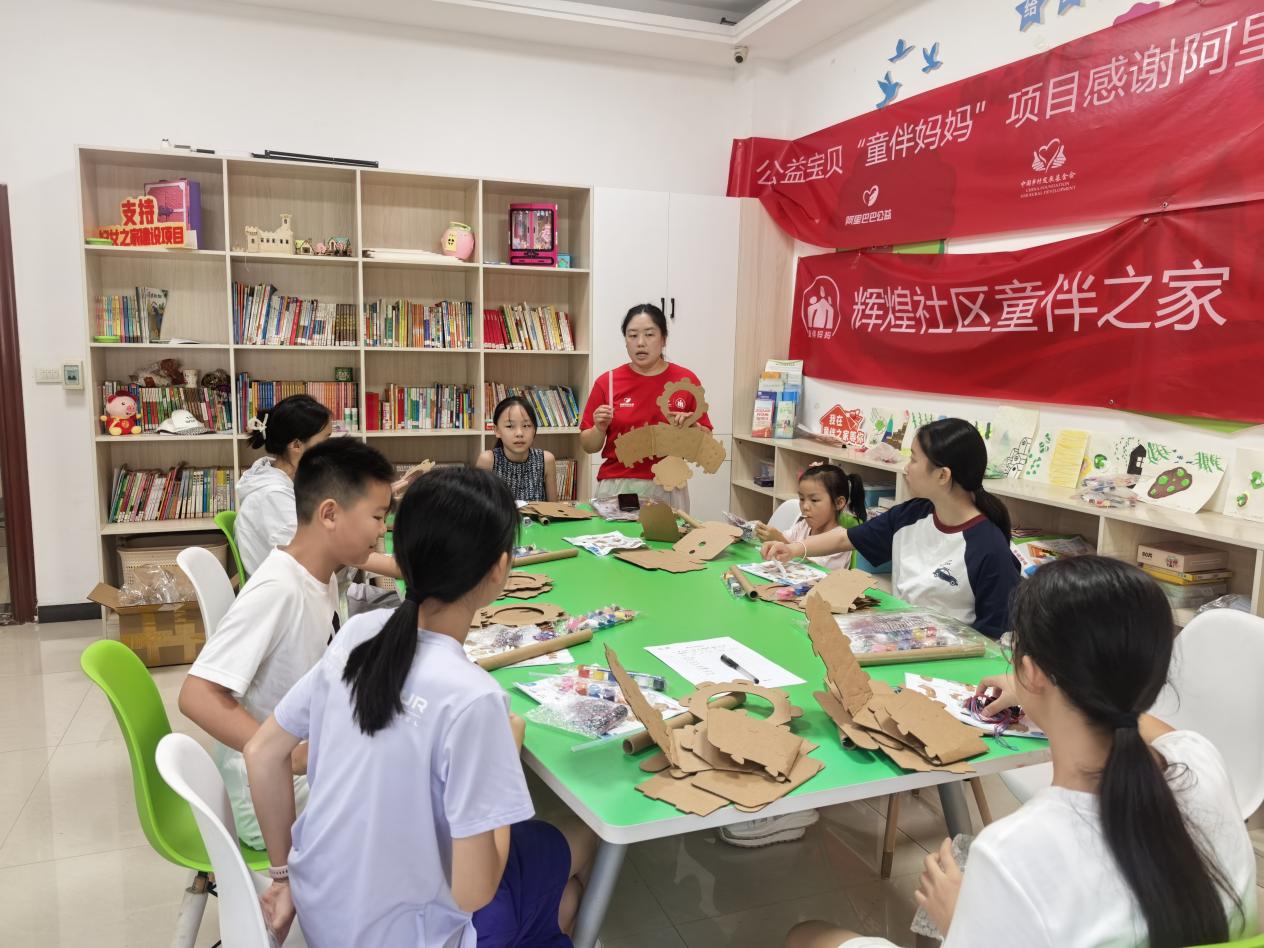 市民政局：辉煌社区开展“巧手制台灯硬纸壳的创意变身”主题活动(图1)