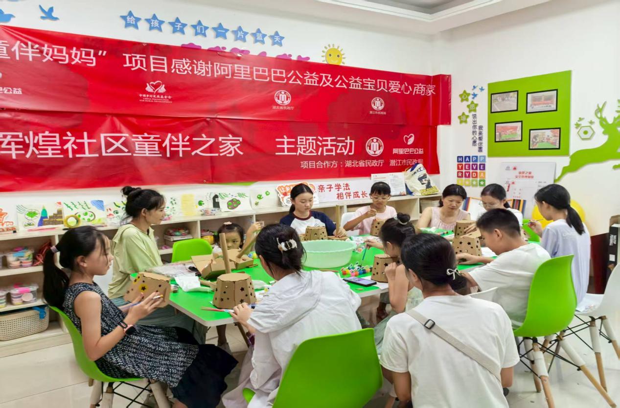 市民政局：辉煌社区开展“巧手制台灯硬纸壳的创意变身”主题活动(图2)