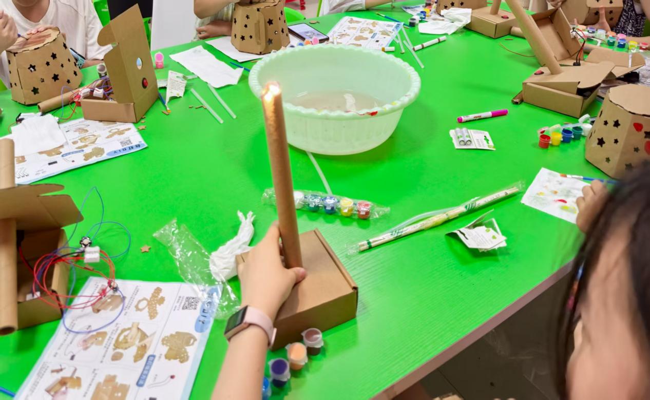 市民政局：辉煌社区开展“巧手制台灯硬纸壳的创意变身”主题活动(图3)