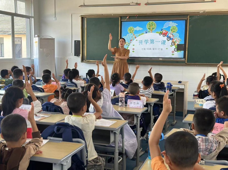 开学第一天 朝气满满入校园 _ 潜江市人民政府