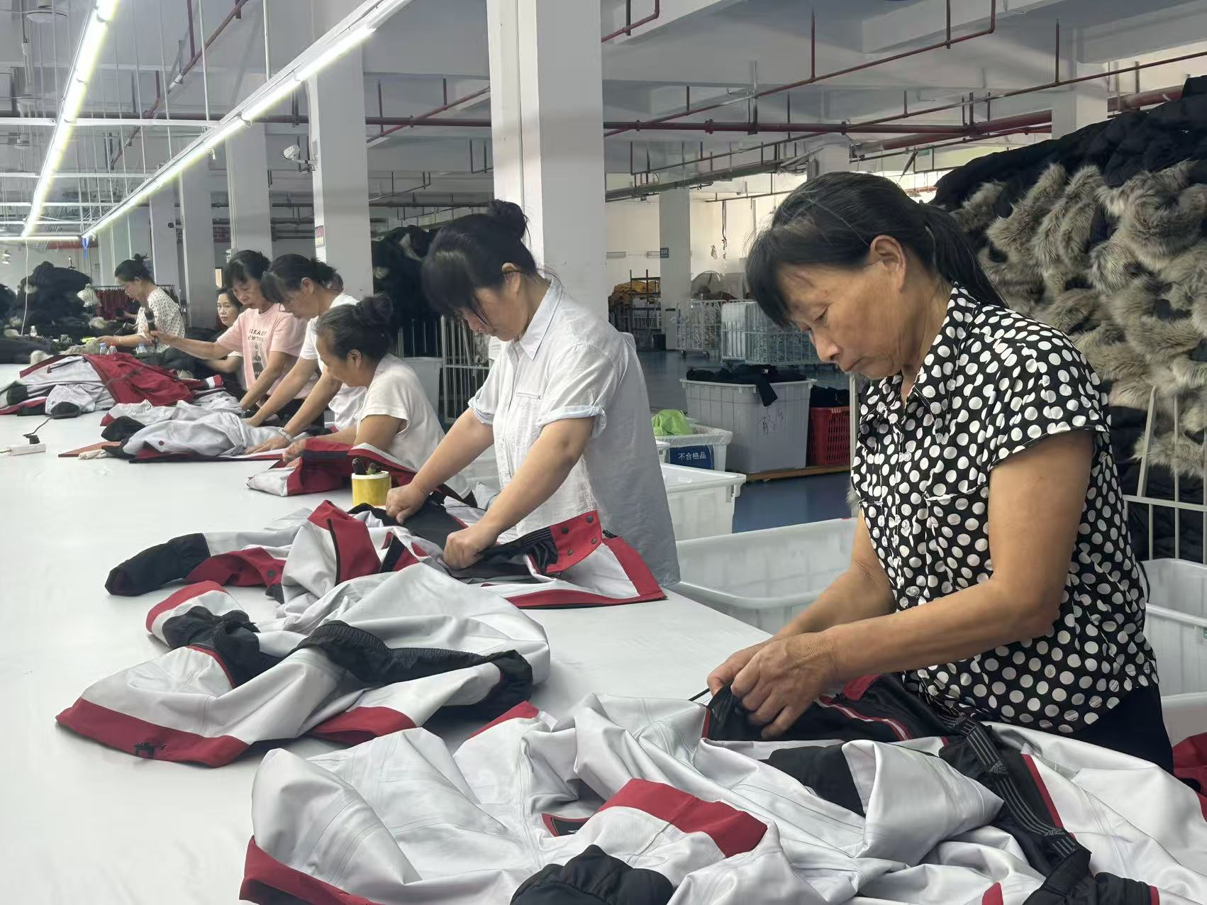 威尔斯服饰机杼声声赶订单(图1)