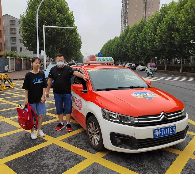 爱我新潜江笑迎八方客潜江市出租车行业开展系列文明提升活动