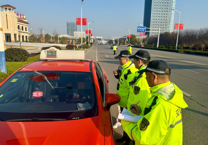 守好出行“第一站” 精准执法“护平安”