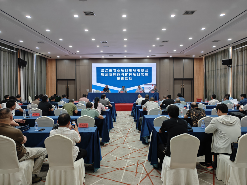 潜江市举办农业项目现场观摩会暨油菜轮作与扩种项目实施培训活动
