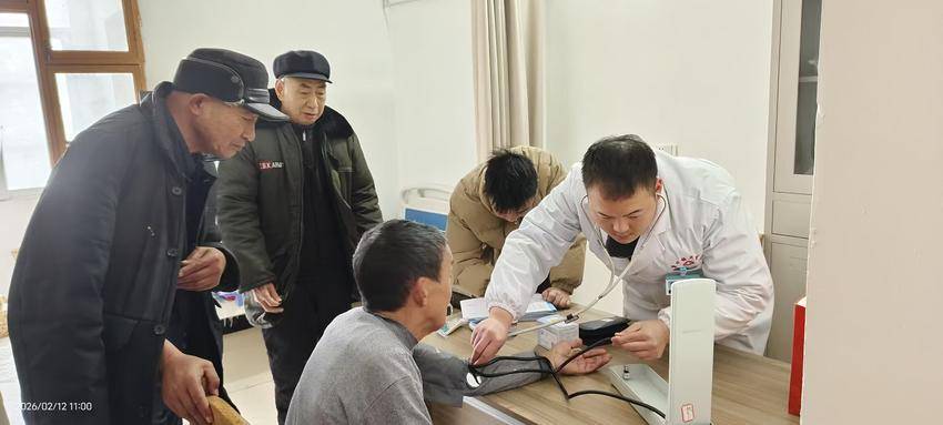 情暖新春送健康 卫生院慰问福利院