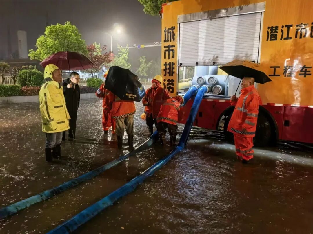 迎战汛期首场强降雨 市住新局集结100余名防汛队员连夜奋战保畅通