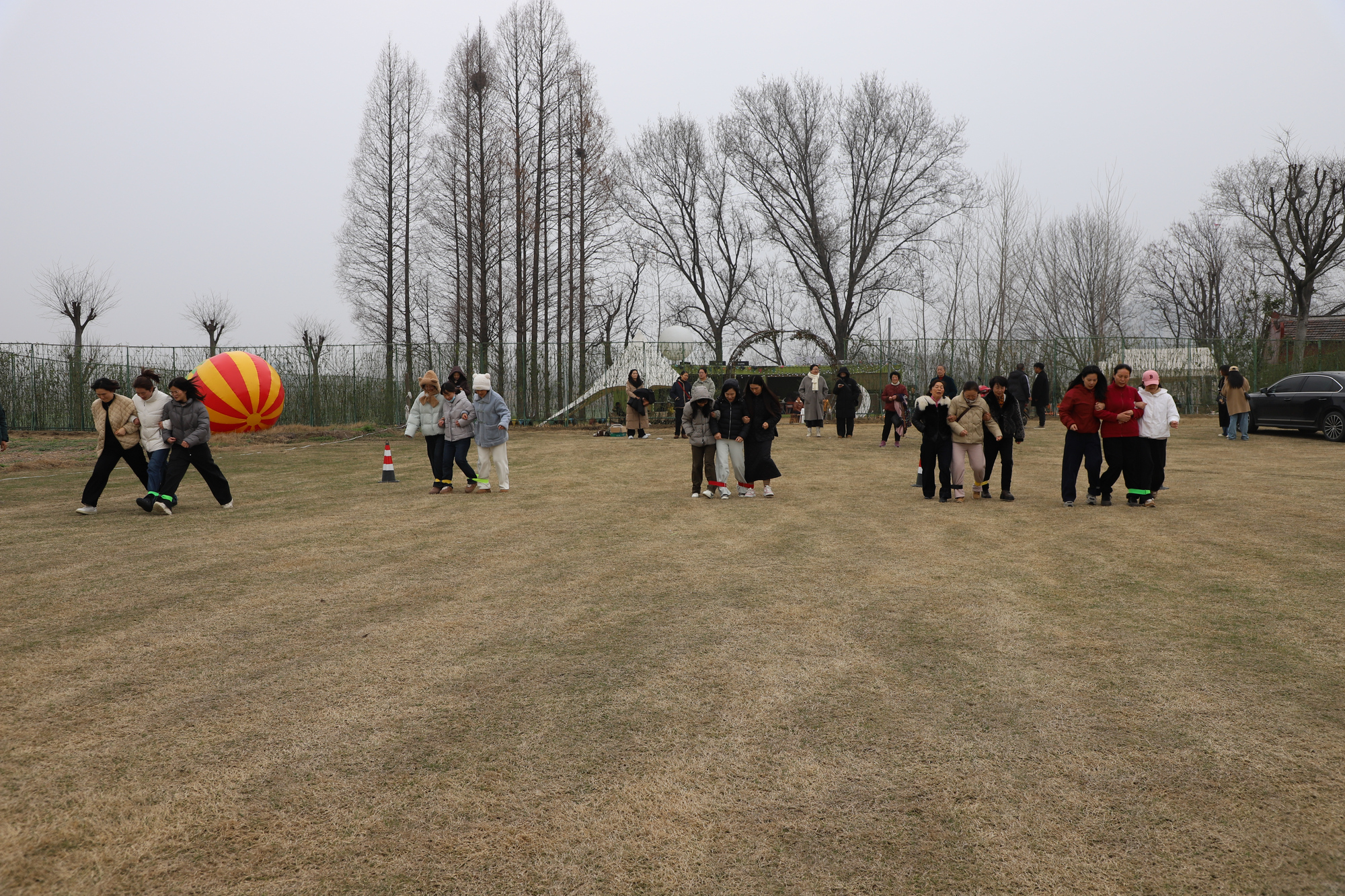 市自然资源和城乡建设局开展“三八”节踏青团建活动