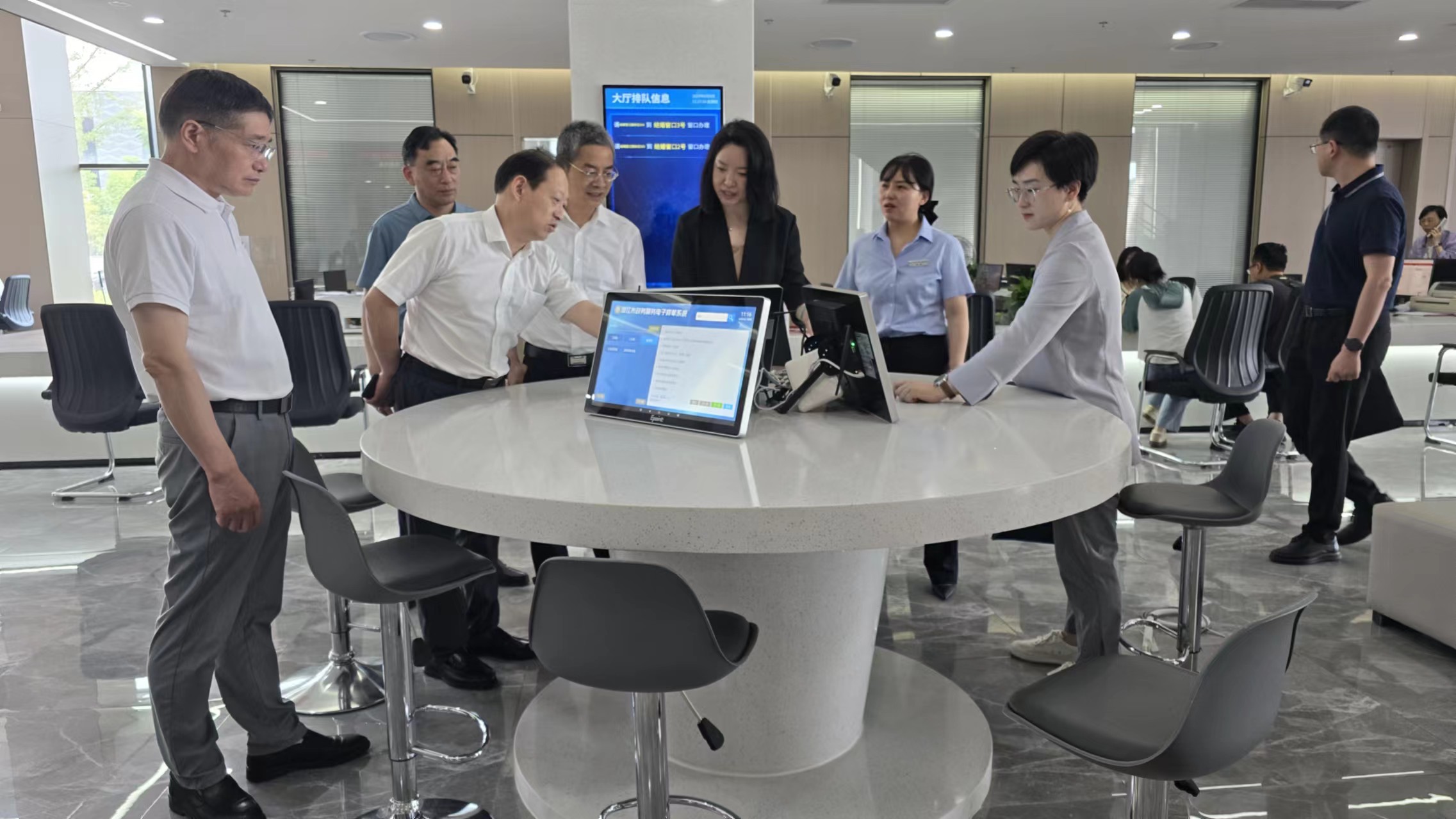 人民网来潜调研政务服务、12345 热线和市政府门户网站工作