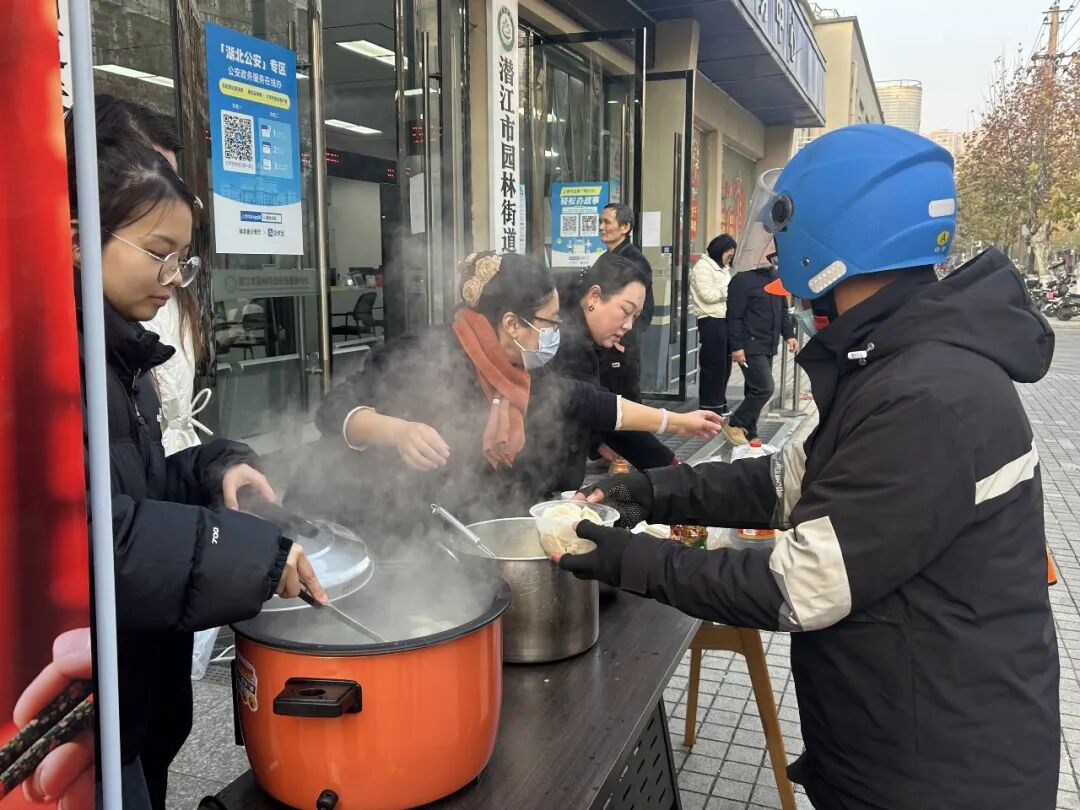 园林街道：冬至送“饺”情 驿站聚温情