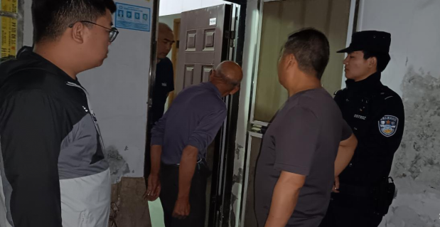 警灯闪烁映温情 跨夜守护显担当