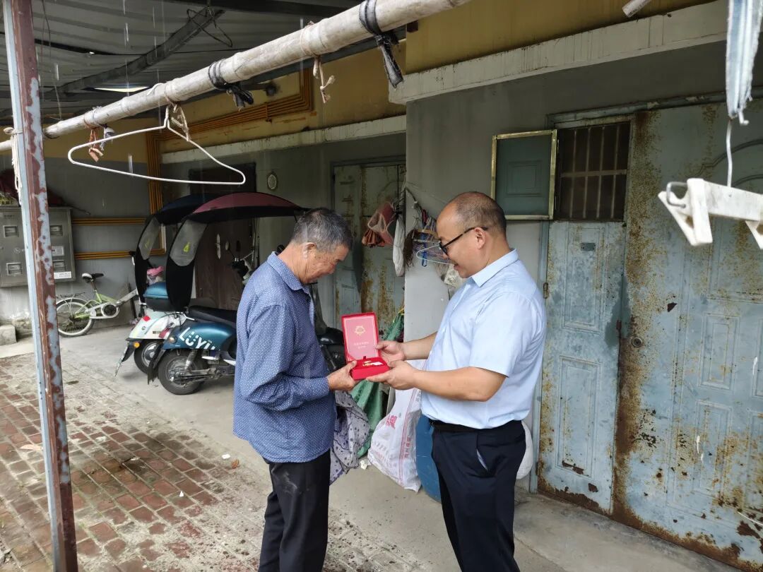 杨市街道开展“七一”走访慰问暨“光荣在党50年”纪念章颁发活动