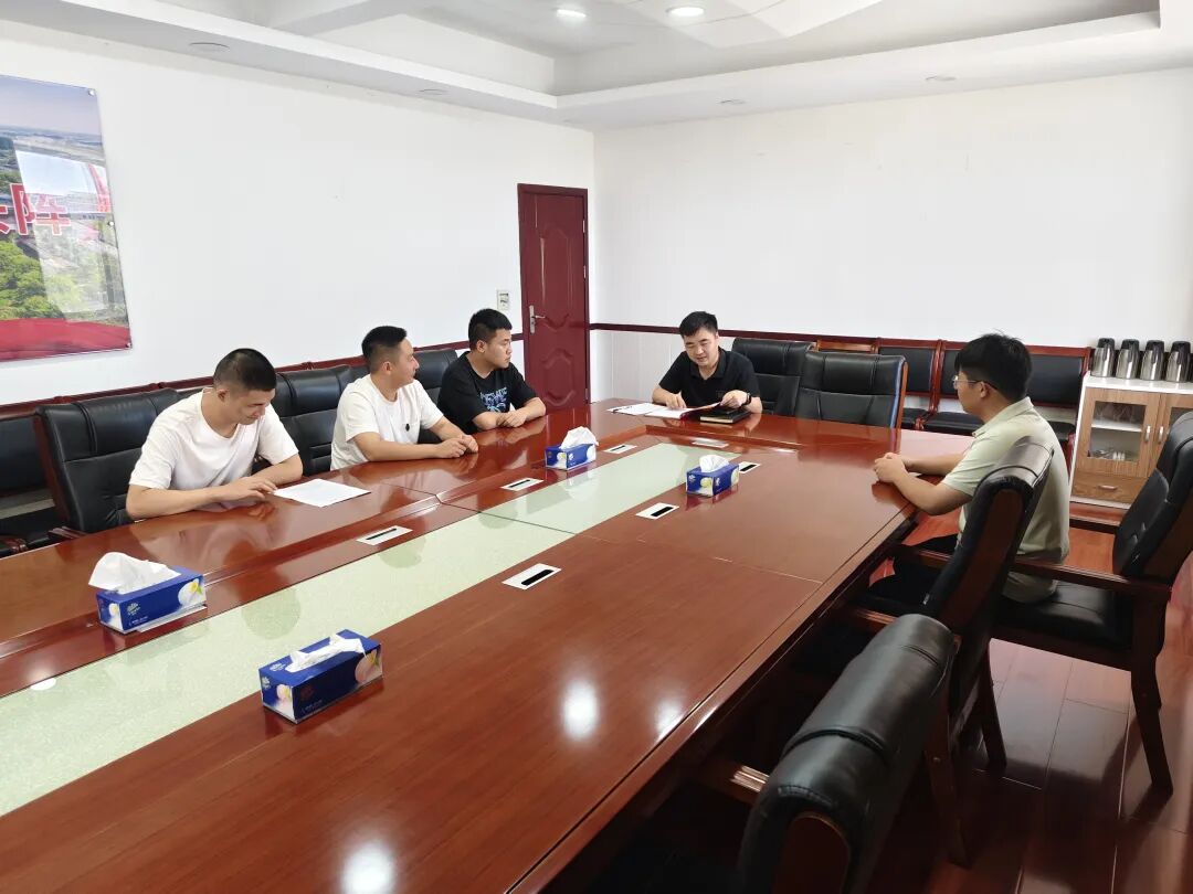 杨市街道召开庆“八一”退役军人学习会