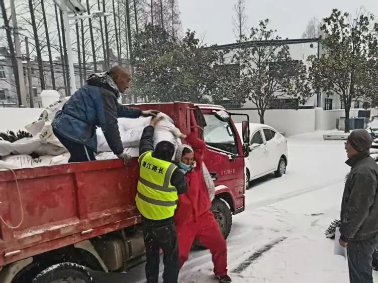 周矶街道：落雪即行动 护航保平安