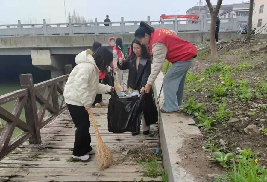 护一江清水，展岸线新颜！——周矶街道在行动