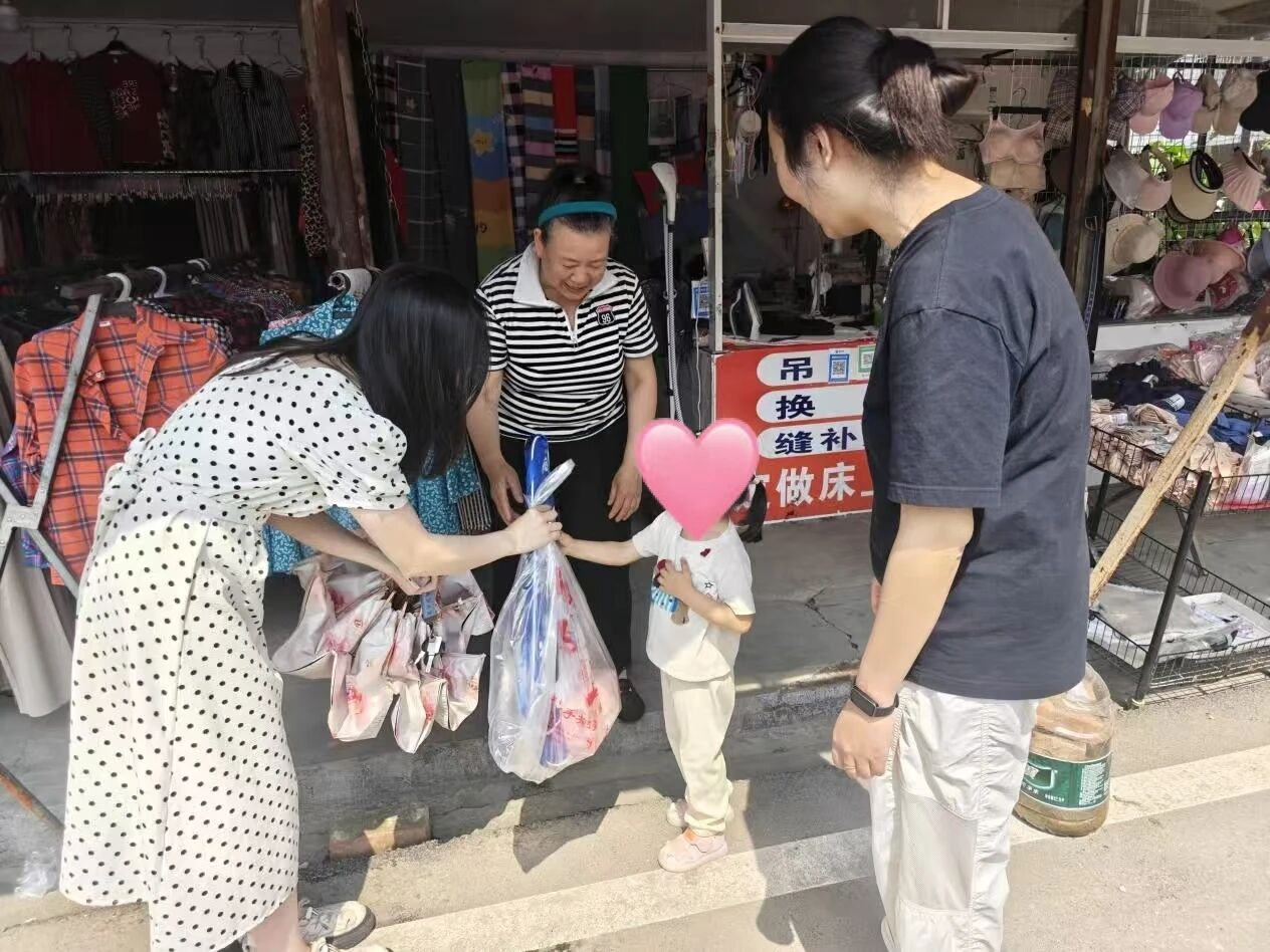 周矶街道：“六一”走访送温暖   爱心护航伴成长