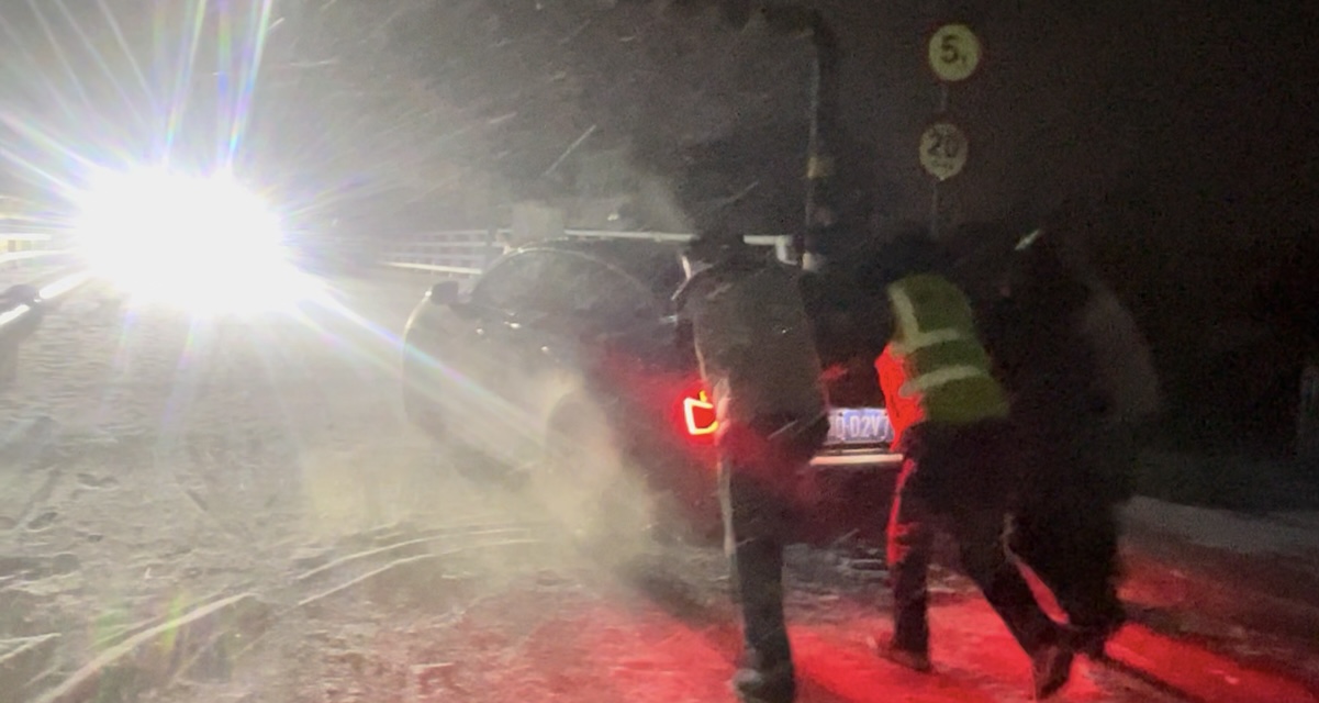 潜江市张金镇：风雪夜战保畅通 除冰清雪护民安