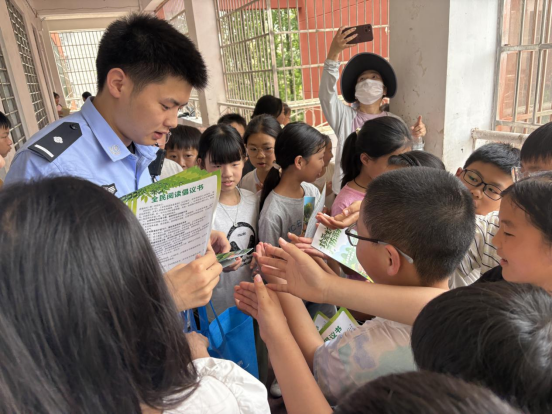 书香传校园 阅读启新篇——潜江市张金镇警校联动开展全民阅读宣传活动