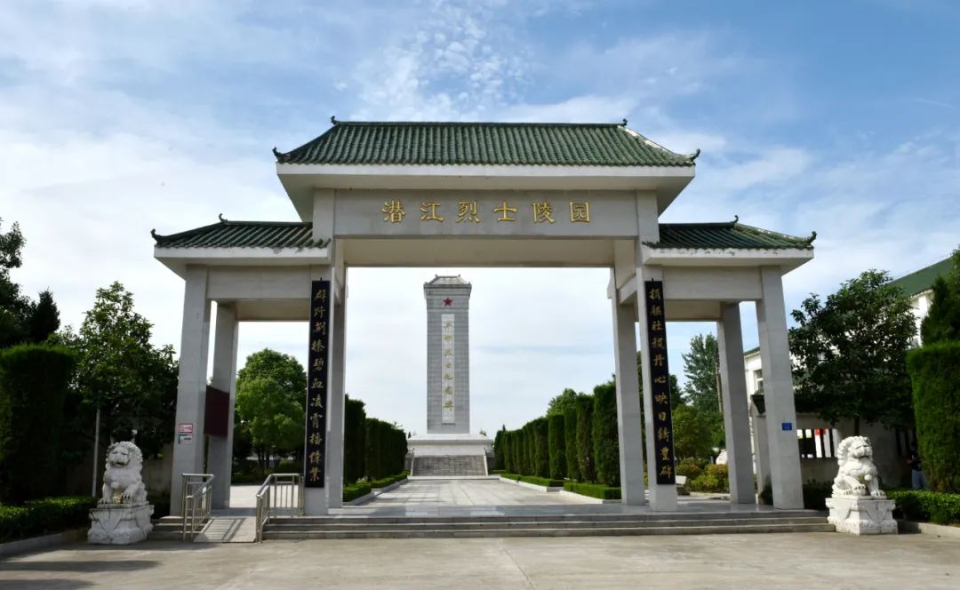 总口江湾社区党委:瞻仰烈士陵园 传承红色基因 _ 工作动态 _ 潜江市
